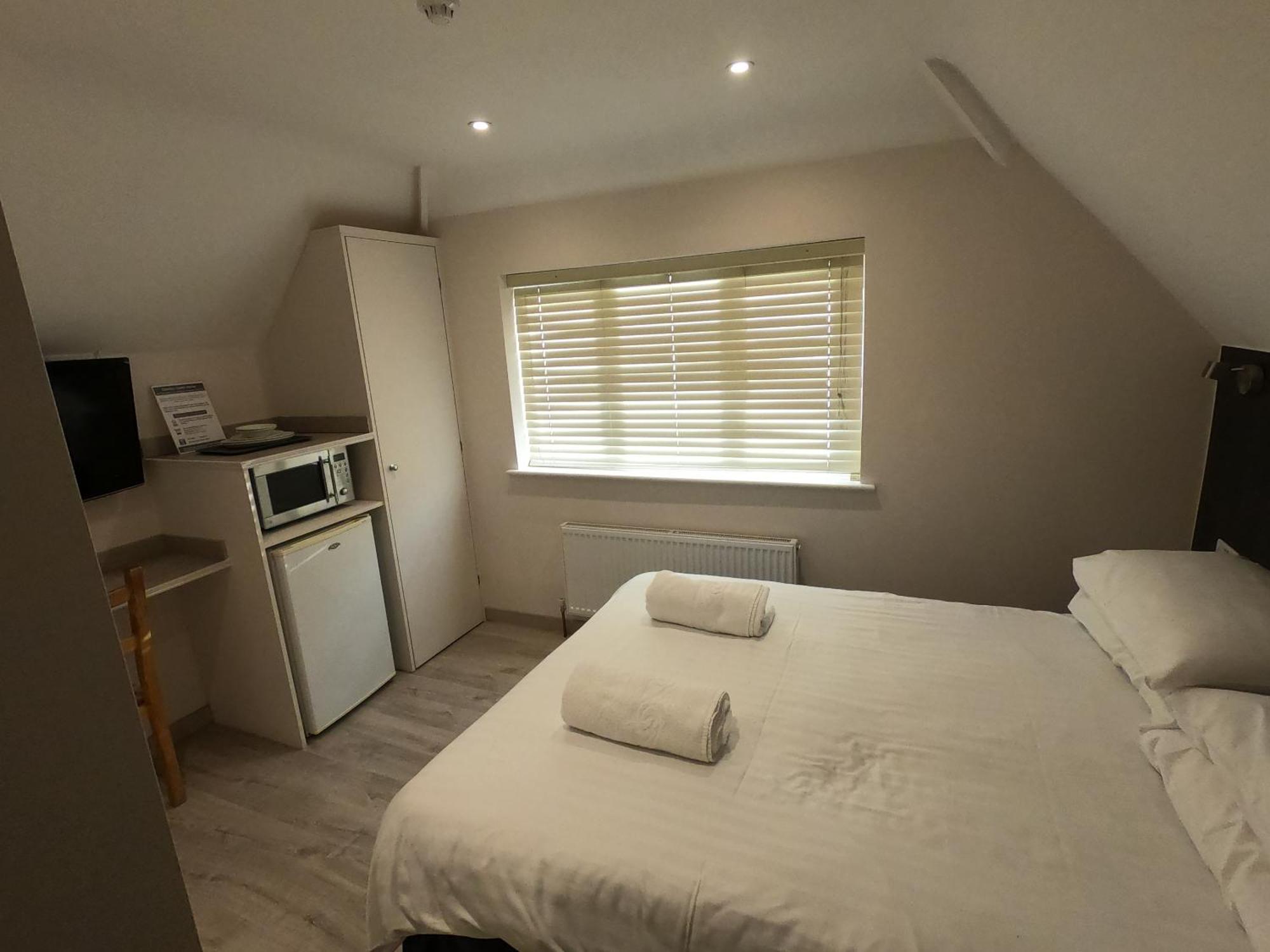 Debden Guest House Hillingdon Exterior foto